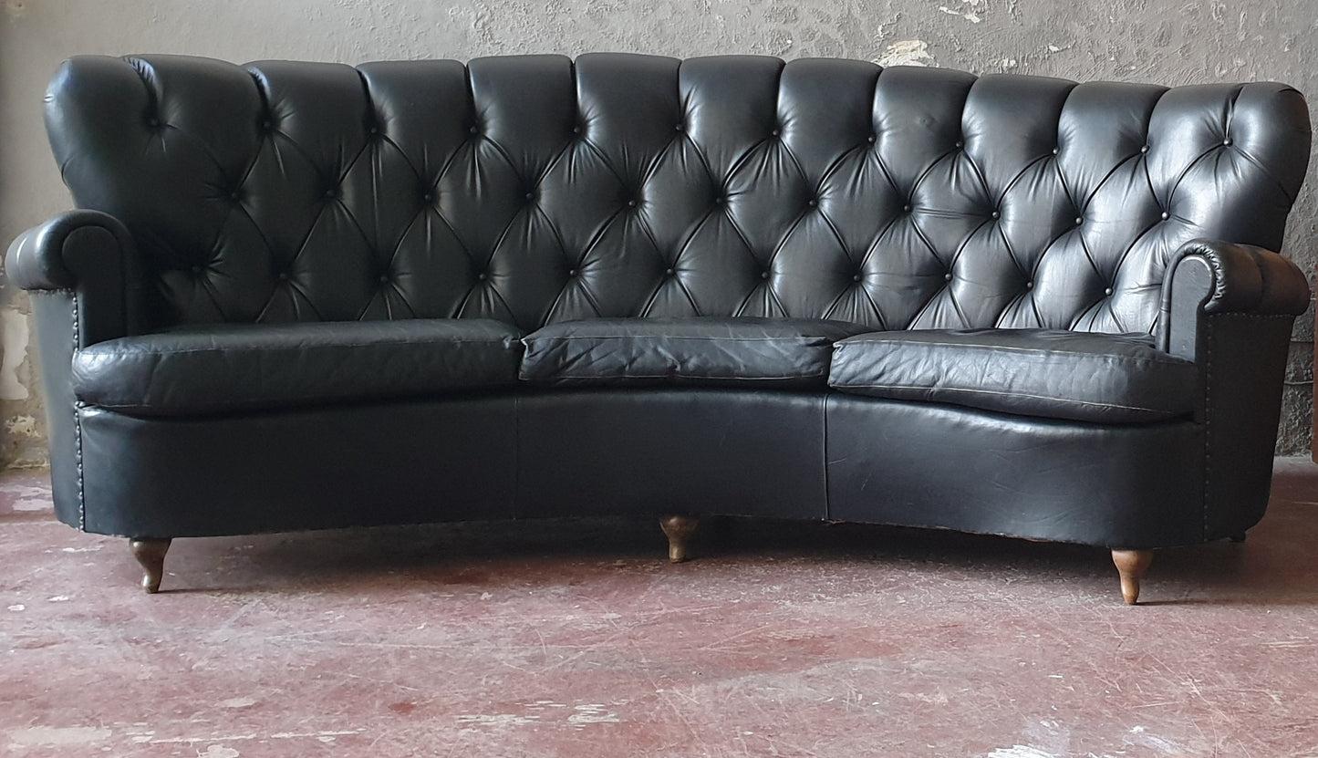 Divano a mezza luna in vera pelle stile Chesterfield