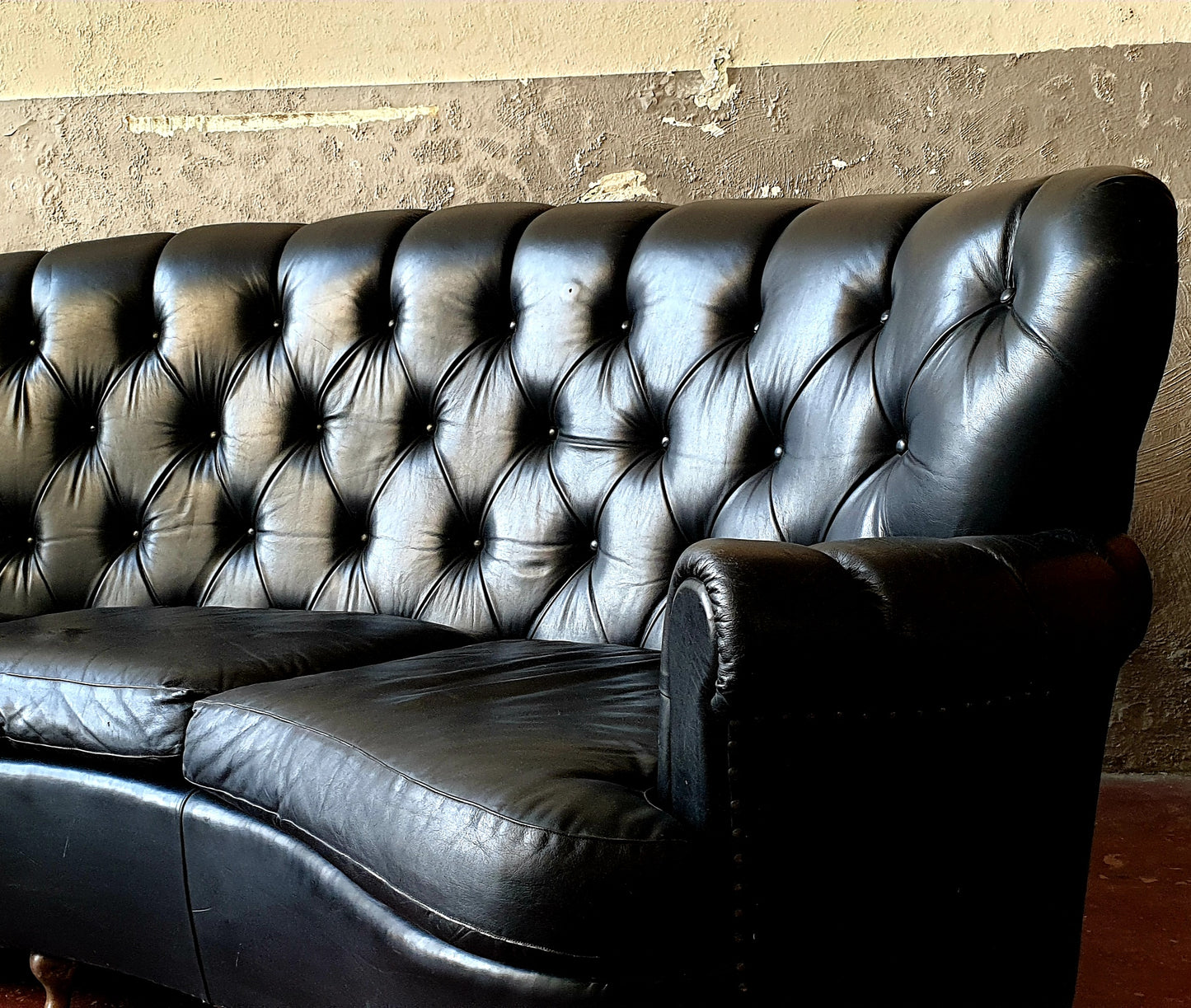 Divano a mezza luna in vera pelle stile Chesterfield