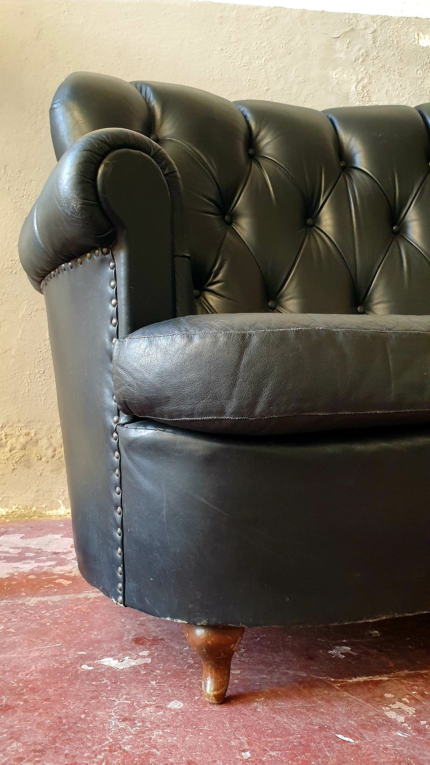 Divano a mezza luna in vera pelle stile Chesterfield
