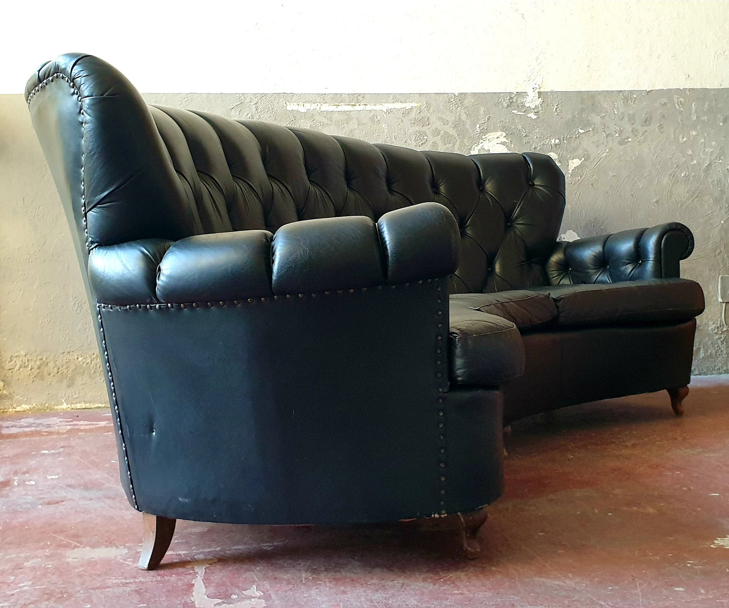 Divano a mezza luna in vera pelle stile Chesterfield