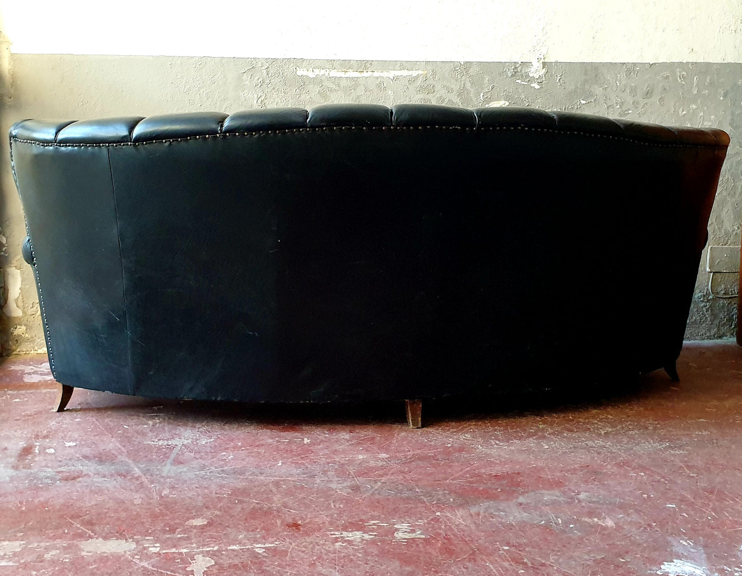 Divano a mezza luna in vera pelle stile Chesterfield