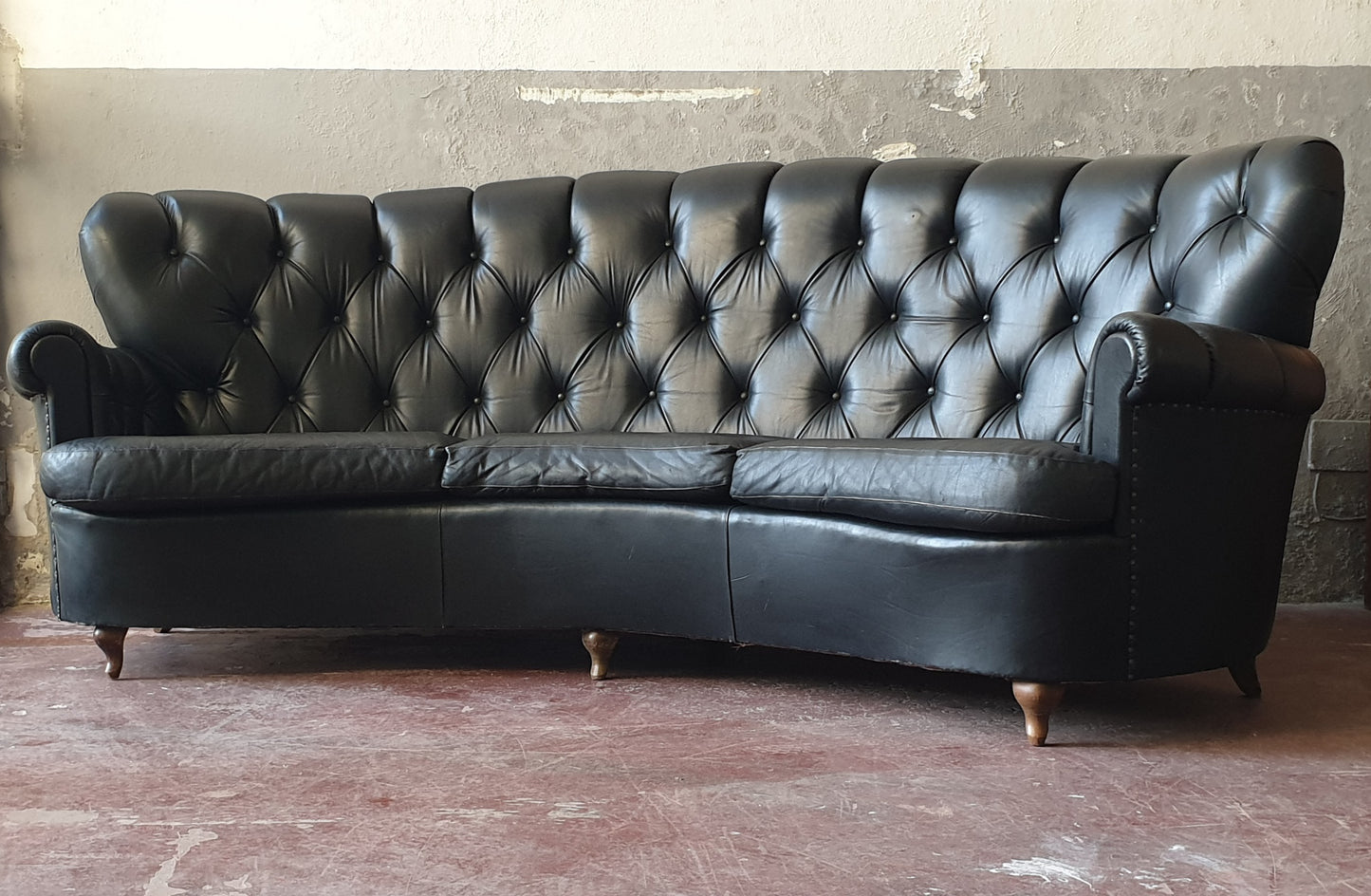Divano a mezza luna in vera pelle stile Chesterfield